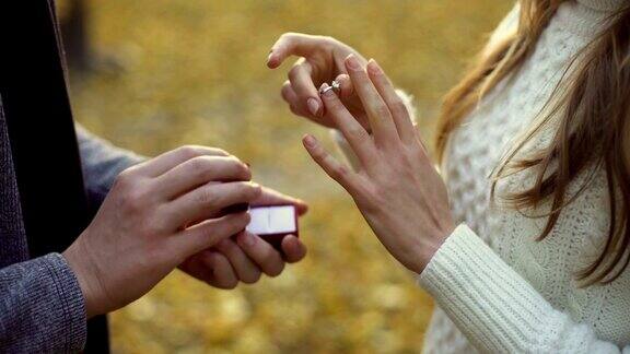 女士试穿男友送的订婚戒指珍贵的礼物订婚仪式