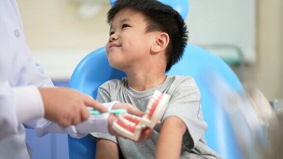 亚洲小孩在牙科诊所看牙医牙科检查和保健