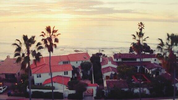 鸟瞰图的加州海滩城市和棕榈树在日落