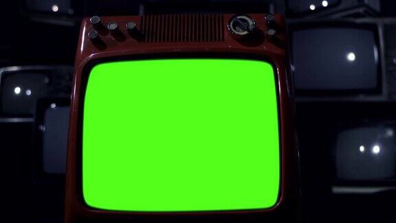 复古电视在众多复古电视中打开和关闭绿色屏幕多莉深蓝色调4K分辨率
