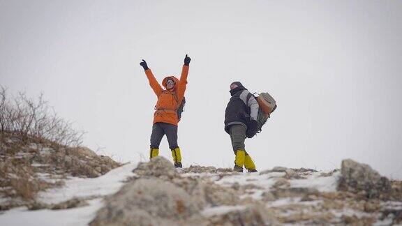 两个人到达顶峰并感到高兴