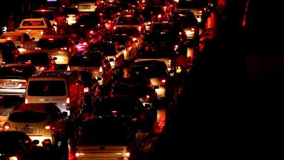 泰国曼谷交通堵塞的后视图