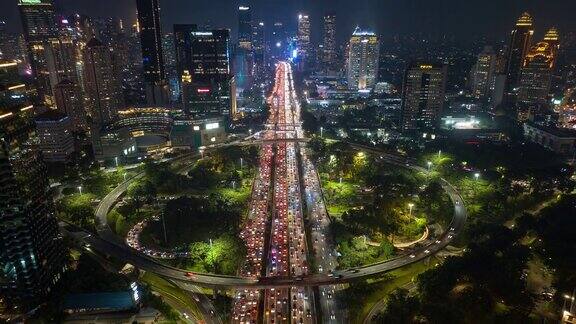 夜间照明雅加达市著名的中央交通街道道路立交空中俯瞰全景4k延时拍摄印度尼西亚