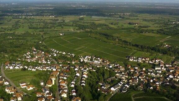 VarnhaltSteinbach和Neuweier村庄周围的鸟瞰图