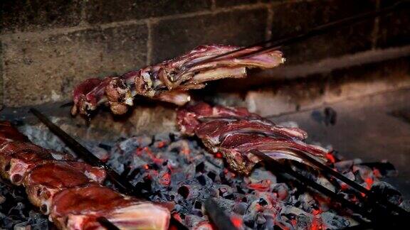 在炭火上煮肉在火上烤肉用木炭煮羊肉