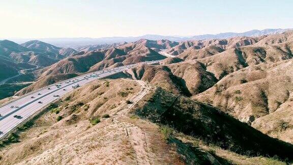 这是加州山区里罗纳德·里根高速公路(RonaldReaganFreeway)的无人机鸟瞰图位于洛杉矶和加拿大附近