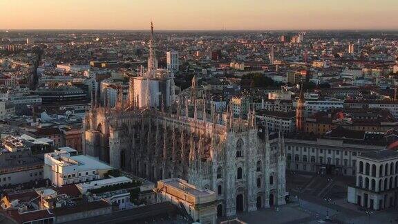 日出时分的米兰大教堂鸟瞰图无人机