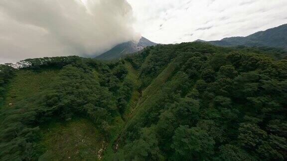 FPV无人机缓慢飞行火山喷发山脉覆盖丛林森林