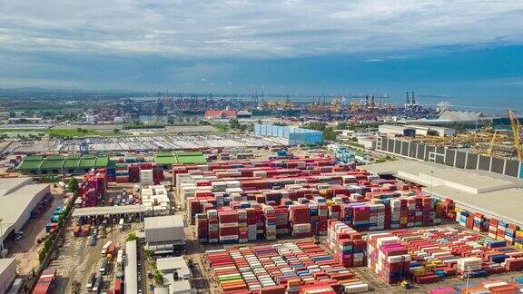 4K时间推移:鸟瞰图集装箱货物仓库在码头的商业物流进出口或运输