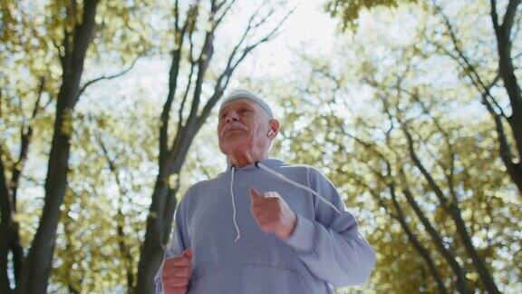 积极运动健身退休高龄老人在公园跑步爷爷健康积极运动