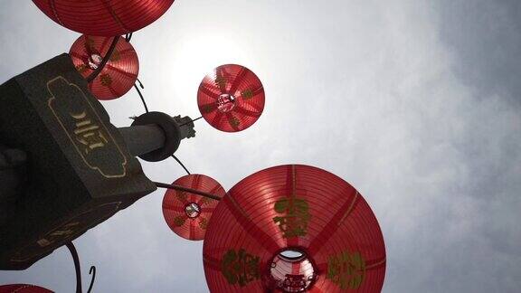 仰拍中国风格的大红灯笼高高挂起繁荣景象