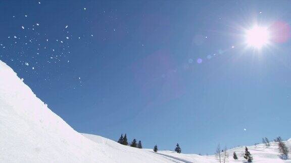 慢动作:滑雪者在太阳上翻转