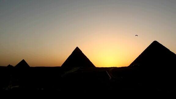 在埃及吉萨大金字塔的时间在日落时流逝