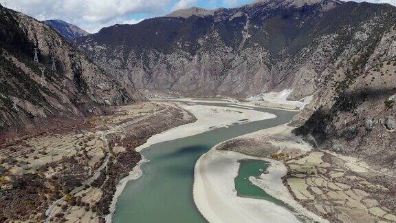 中国西藏雅鲁藏布大峡谷雅鲁藏布江峡谷或雅鲁藏布江峡谷和夏天的雅鲁藏布江蓝天白云