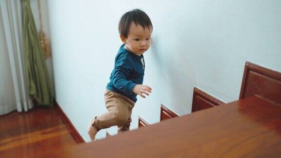 可爱的小男孩正在爬楼梯