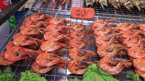 街头交易食品:在泰国夜市的烤肉串上炸虾