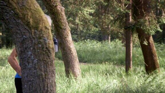 SLOMODS高级男子在森林里的一个小道马拉松比赛