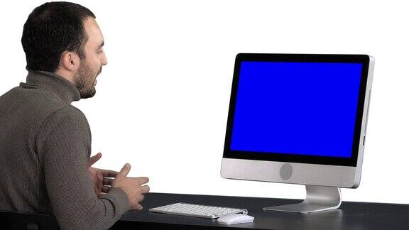 年轻的商人在电脑上进行视频通话白色背景蓝屏模拟显示