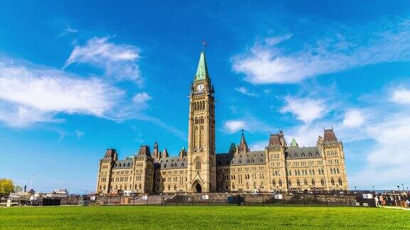 加拿大国会在渥太华的国会山上在一个阳光明媚的日子加拿大