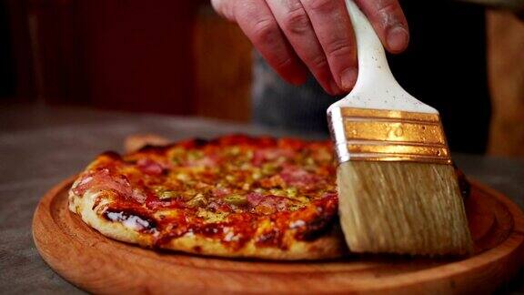 披萨大师在披萨上涂黄油