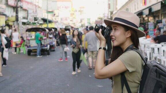 亚洲旅行者游客在泰国曼谷KhaoSan路步行街散步和旅游拍照