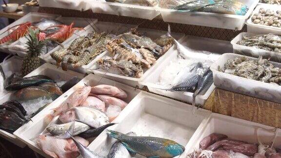 新鲜的鱼和海鲜在街头市场