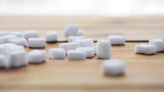 在木板或桌子上放置白糖
