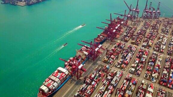 航拍俯视图集装箱货轮在城市进出口业务及物流国际货物由起重机运往香港维多利亚港