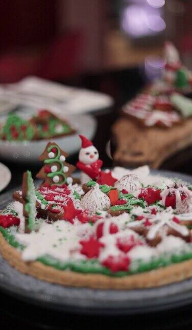 餐桌上有圣诞糖果和圣诞饼干咖啡和圣诞糖果服务圣诞糕点服务