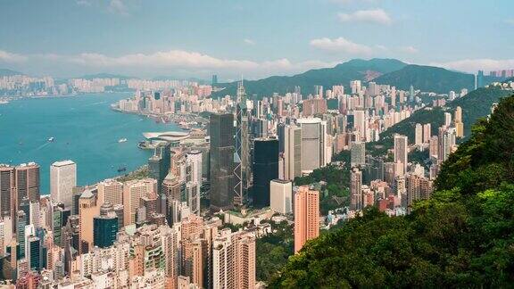 时间流逝香港城市的与蓝天和白云从香港太平山顶眺望香港摩天大楼