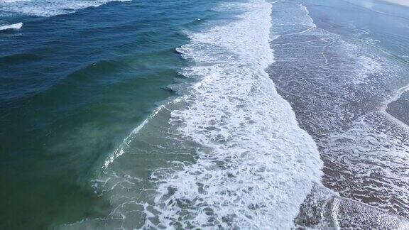 温柔的海浪拍打着美国东海岸的海滩