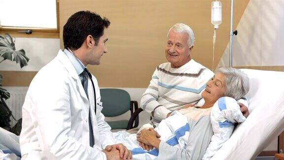 HDDOLLY:医生告诉老年病人好消息