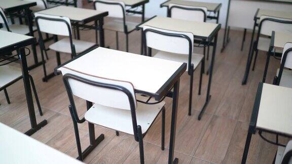 空桌子坐在空教室里-学校的主题