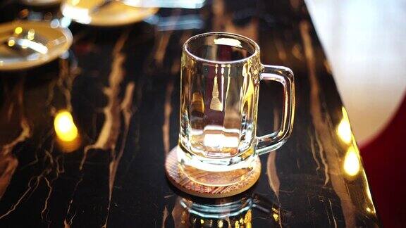 餐厅桌上的啤酒杯