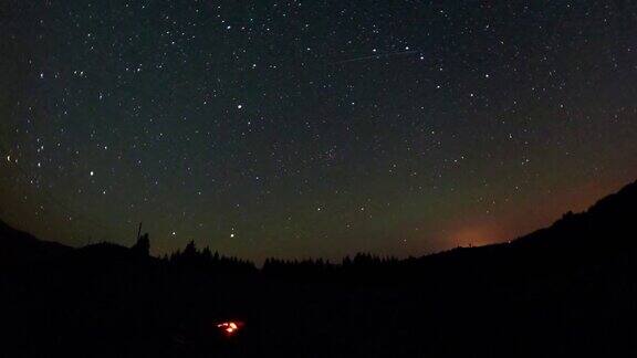 在繁星点点的天空下日夜交替着露营帐篷和篝火
