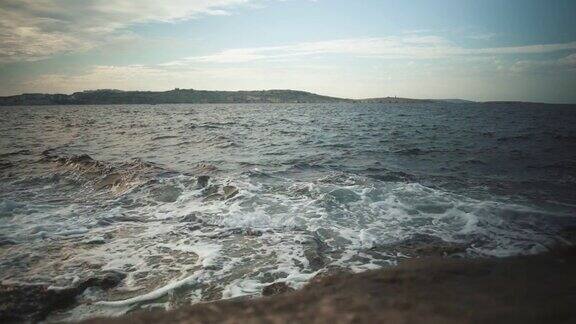 海浪拍打在石头上的景象海浪拍打着海岸的岩石