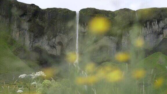 春季瀑布从崎岖的高地悬崖上倾泻而下