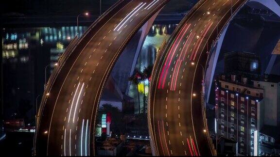 台北市夜间交通繁忙的高速公路大桥的超滑空中摄影