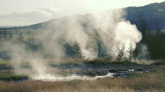 冰岛间歇泉喷发火山烟雾弥漫地面喷泉StrokkurStrokkur是地热区的一部分美丽的间歇泉在阳光灿烂的日子里喷发