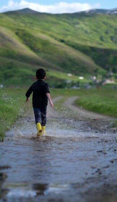 这个小男孩在比较好的雨天跑步