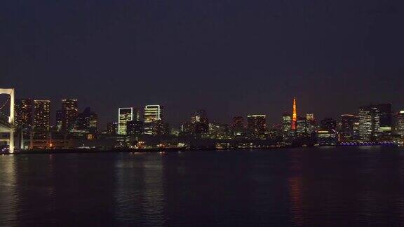 从彩虹桥上俯瞰东京黄昏的摩天大楼