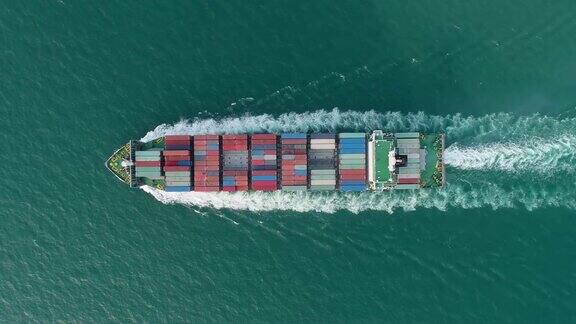 鸟瞰集装箱船在海上全速行驶用于物流进出口或运输