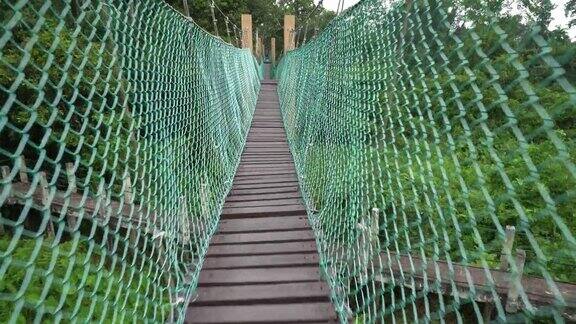 走在森林的吊桥上