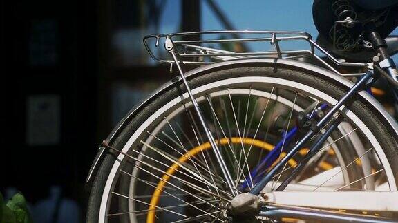 日本公园内的多功能自行车轮子和自行车锁