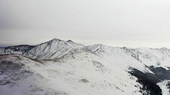 在暴风雪后飞过白雪覆盖的山脉科罗拉多州西尔弗索恩外的无人机鸟瞰图4k视角的落基山脉和白雪覆盖的阿拉帕霍和罗斯福国家森林