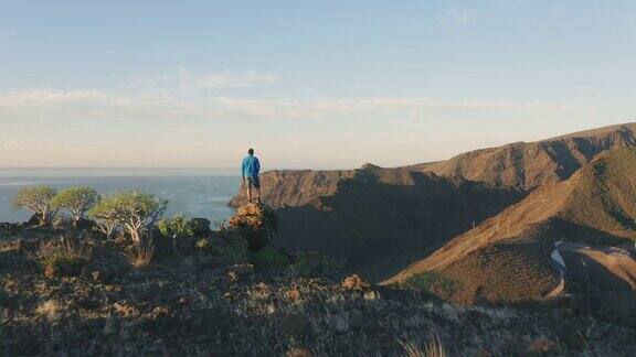 站在海岸加那利群岛岩石上的男子西班牙