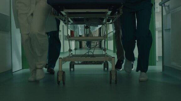 医生和护士推着病床上的病人走过医院走廊