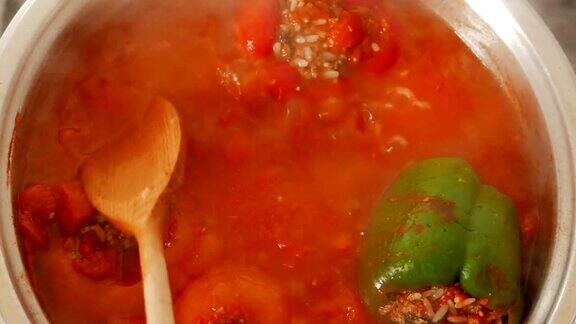 用红辣椒拌饭和肉末煮锅-从上到下