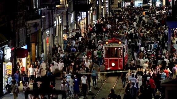 伊斯坦布尔夜晚的伊斯提卡尔大街