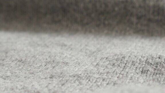 女人灰色毛衣针织纹理4K2160p30fps超高清倾斜镜头-慢倾斜长袖温暖的灰色羊毛衫针织特写3840X2160超高清视频